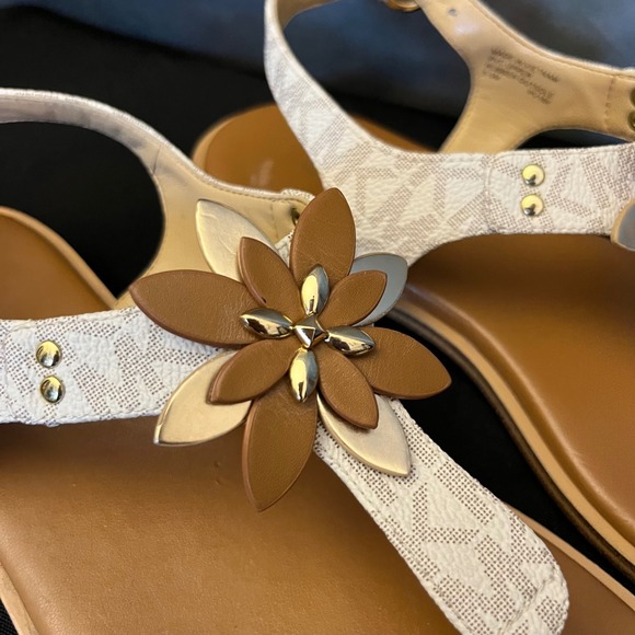 Michael Kors Heidi Sandals Thong Flower‎ Logo Print Flat Tan Beige Size 5.5M - Picture 5 of 9